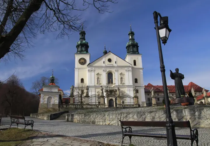 Kalwaria Zebrzydowska: co zwiedzić? Bazylika, kaplice i pomnik św. Franciszka czekają na odkrycie.