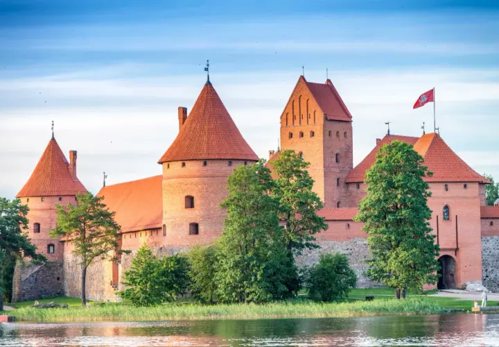 Zamek w Trokach, jedna z najpiękniejszych atrakcji Litwy, wznosi się nad jeziorem.