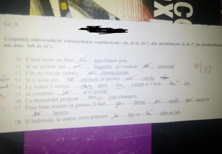 Fragment ćwiczenia z francuskiego z zaznaczonymi odpowiedziami.