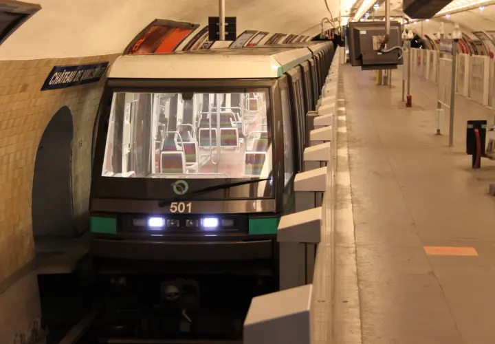 Pociąg metra 501 na stacji Château de Vincennes. Paryskie metro, które ma ponad 100 lat, wciąż wozi pasażerów.
