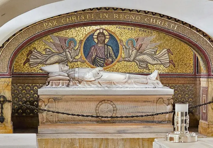 Groty watykańskie: marmurowy sarkofag z postacią papieża, ozdobiony mozaiką z Chrystusem i aniołami.