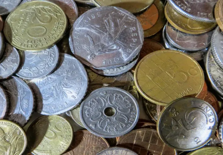 Stos monet, w tym 50 centymów z 1992 roku, pokazuje, jaka waluta we Francji była używana przed euro.