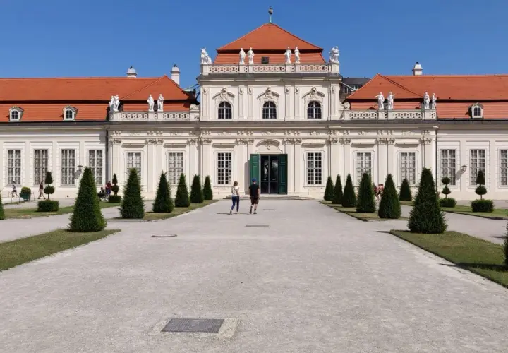 Piękny Belweder w Wiedniu. Bilety do tego pałacu to świetny pomysł na zwiedzanie.