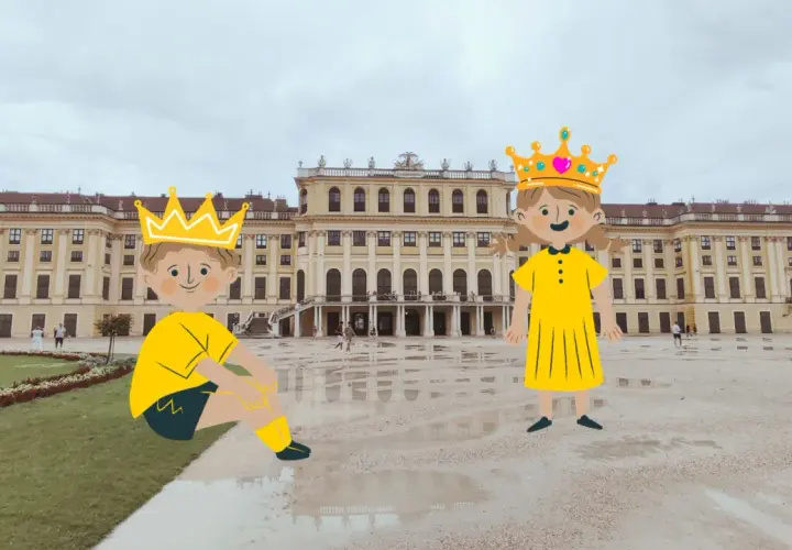 Dzieci w koronach przed Pałacem Schönbrunn, marzą o zwiedzaniu. Bilety do Pałacu Schönbrunn czekają!