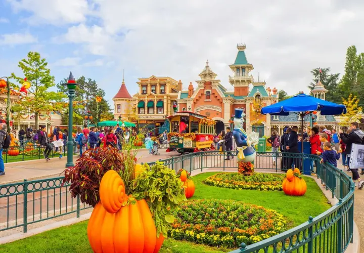 Disneyland Paris w jesiennej odsłonie z dyniami i postaciami Disneya.