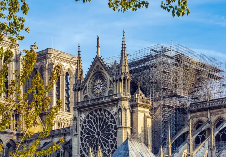 Katedra Notre Dame w Paryżu, symbol religia we Francji, w trakcie odbudowy po pożarze.