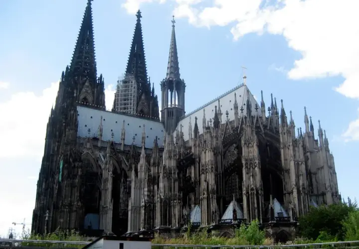 Imponująca katedra w Kolonii, z jej strzelistymi wieżami i bogatą architekturą, skrywa wiele ciekawostek.