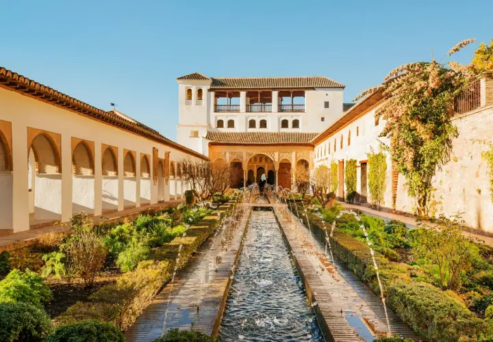 Ogród z fontannami i arkadowymi krużgankami. To piękny widok na Alhambra, gdzie jest raj dla oczu.