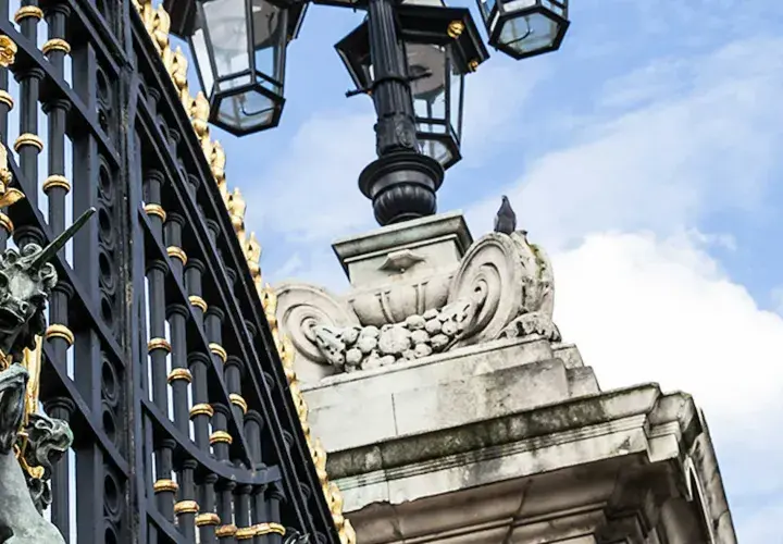 Złota brama i ozdobne lwy przed Pałacem Buckingham. Idealne miejsce na zwiedzanie!