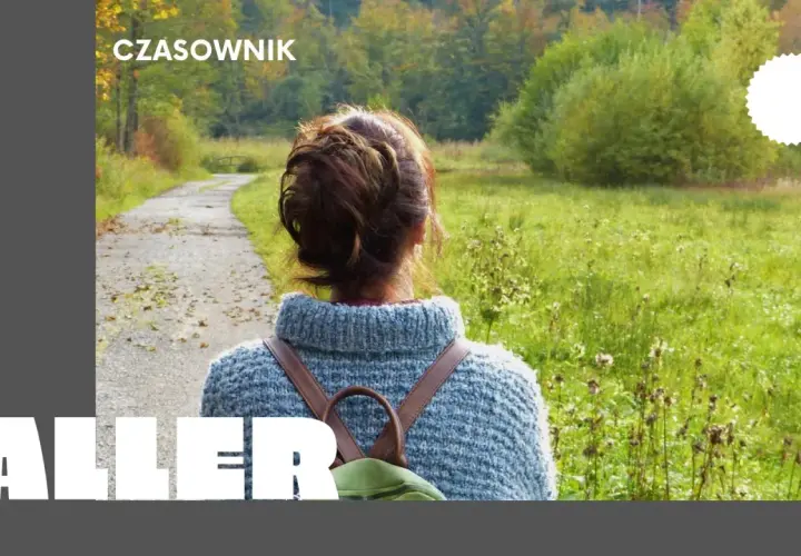 Kobieta w swetrze i plecaku idzie ścieżką przez jesienny las.