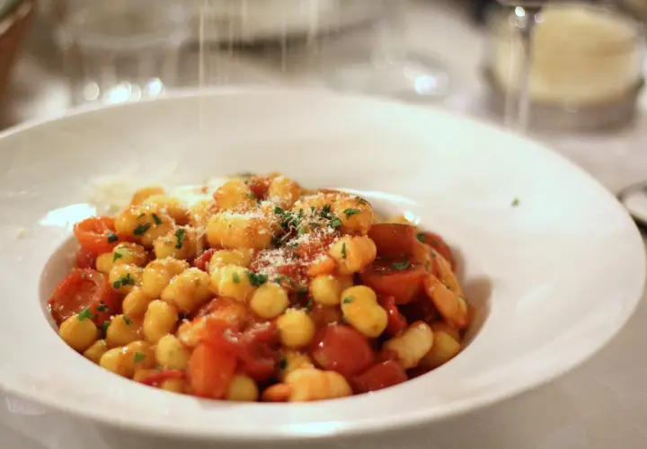 Gdzie zjeść w Desenzano del Garda? Najlepsze restauracje i smaki
