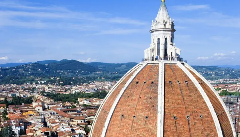 Widok na kopułę katedry Santa Maria del Fiore we Florencji. Ciekawostki o budowli i panoramę miasta.