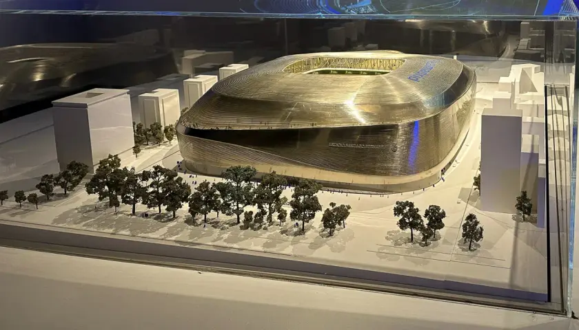 Model stadionu Santiago Bernabéu, idealny na zwiedzanie Santiago Bernabéu. Złota fasada i otoczenie z drzewami.
