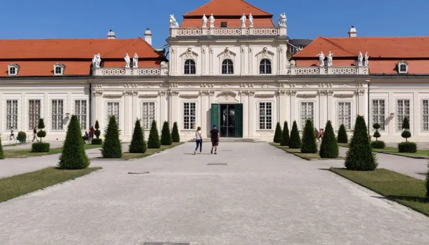 Piękny Belweder w Wiedniu. Bilety do tego pałacu to świetny pomysł na zwiedzanie.