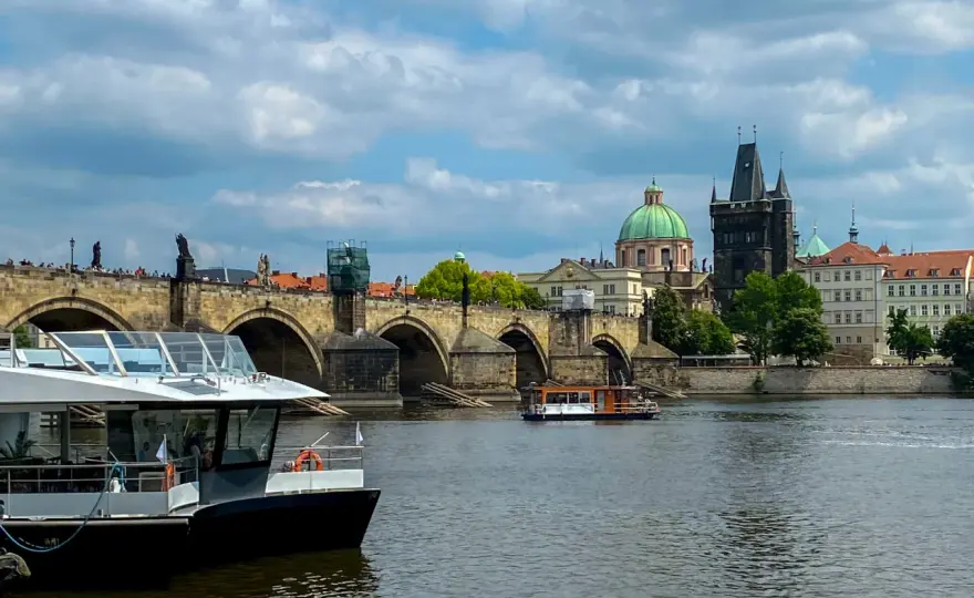 Rejs po Wełtawie w Pradze – Czy warto? Przewodnik krok po kroku