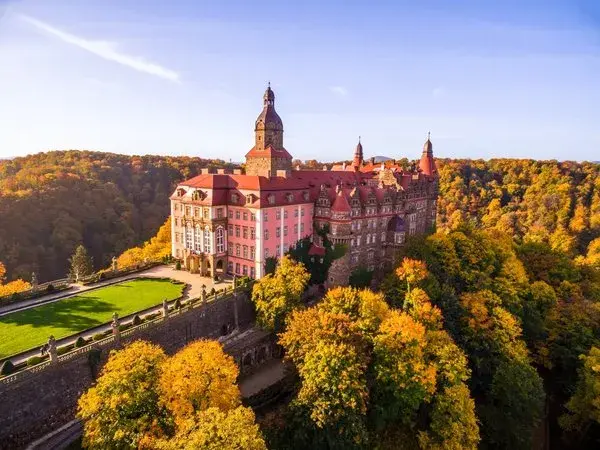 Gdzie zjeść w Zameku Książ? Odkryj wyjątkowe restauracje i smaki