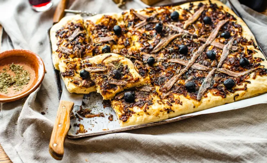 Pissaladière: odkryj tajemnice tej pysznej prowansalskiej tarty