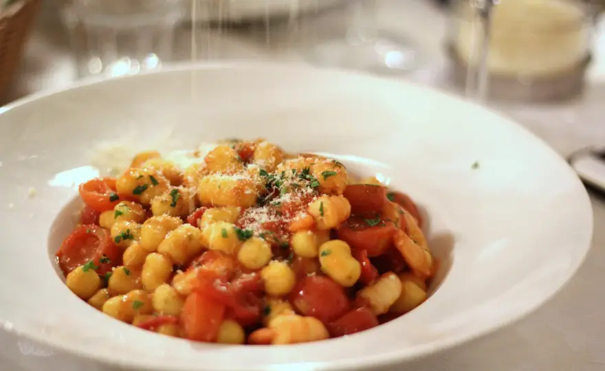 Gdzie zjeść w Desenzano del Garda? Najlepsze restauracje i smaki
