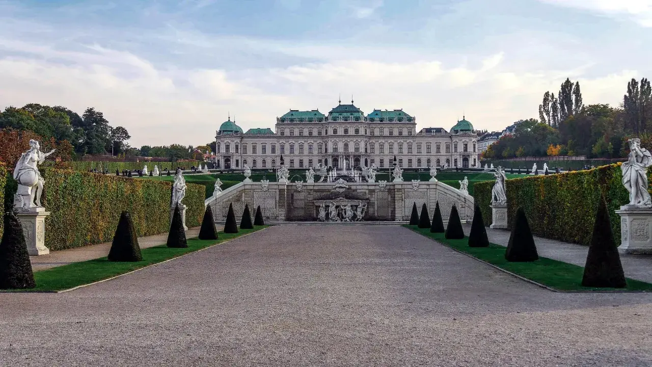 Wiedeń atrakcje za darmo: Pałac Belweder i jego barokowe ogrody ze rzeźbami i fontannami.