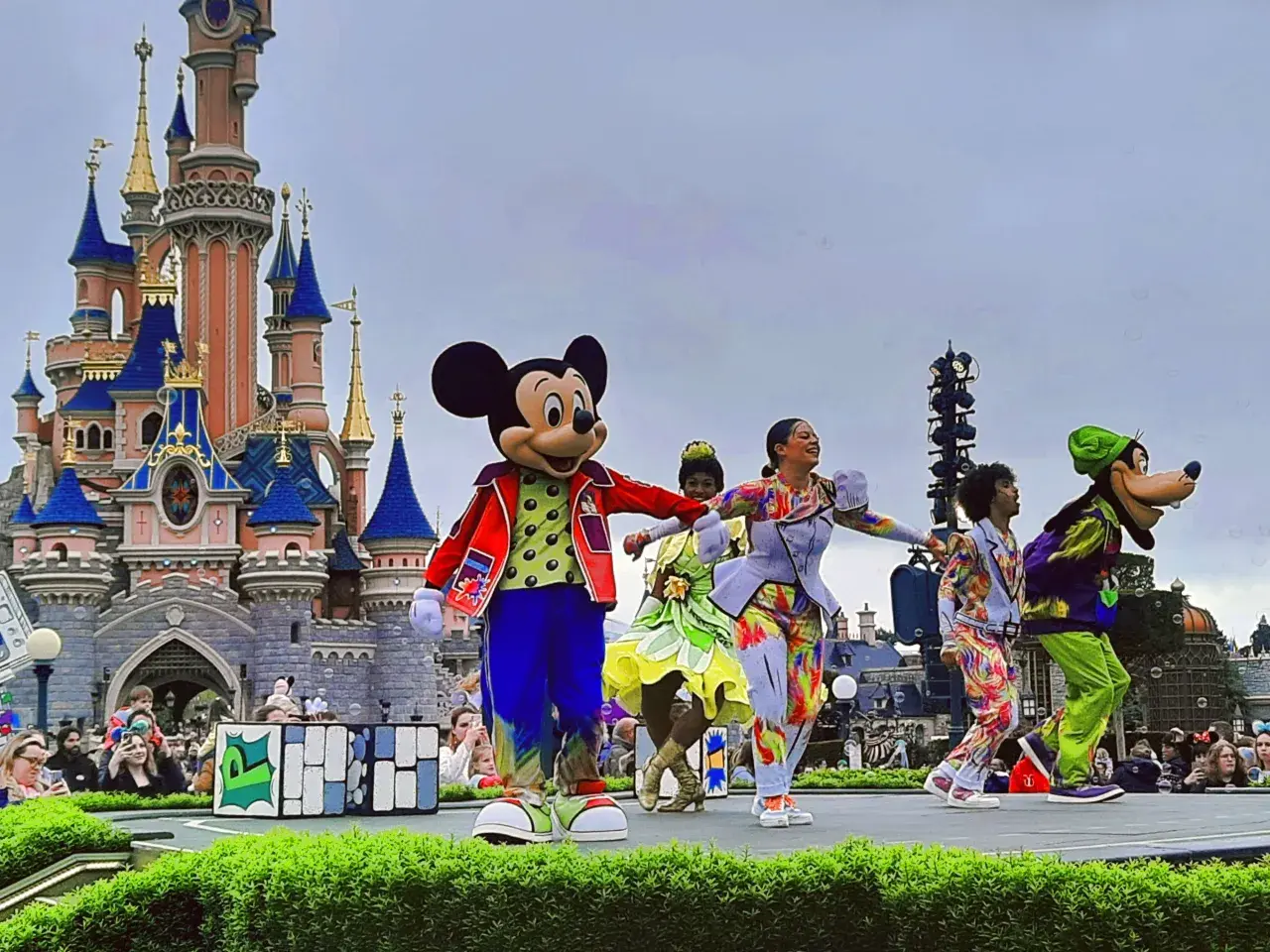Myszka Miki i przyjaciele na scenie przed zamkiem w Disneylandzie Paryż. Wspaniałe atrakcje i kolorowe stroje.