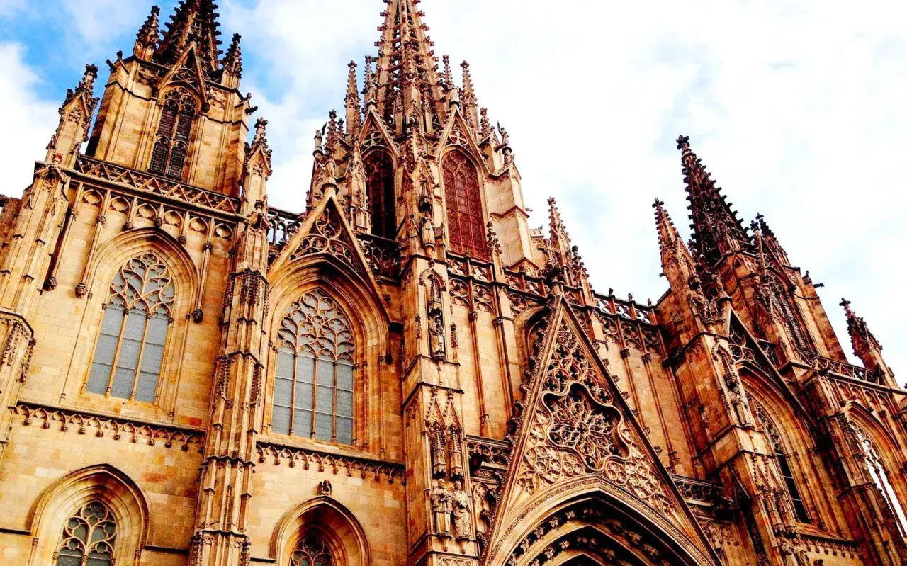 Katedra w Barcelonie, znana jako La Seu, zachwyca gotycką architekturą i strzelistymi wieżami.
