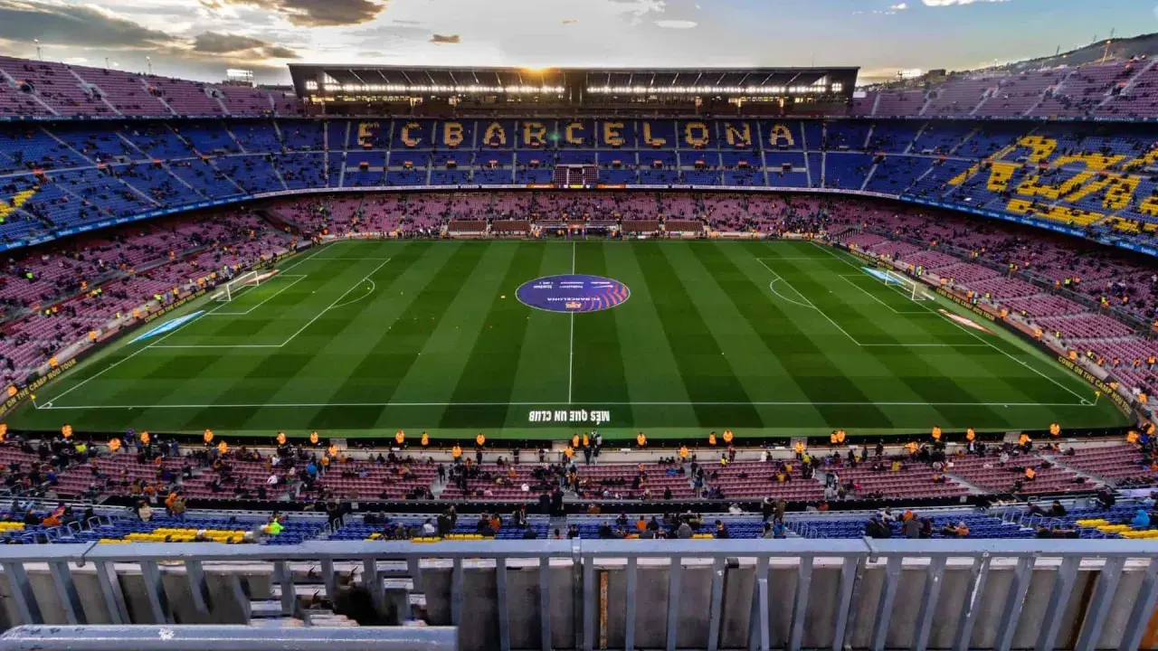 Widok na Camp Nou podczas zwiedzania. Piękny stadion FC Barcelony z widocznymi trybunami i murawą.