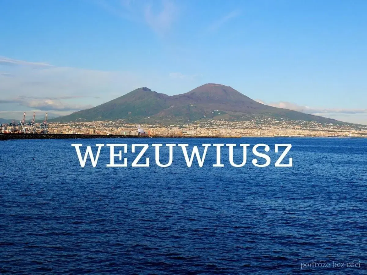 Widok na Wezuwiusz z morza. Planujesz wycieczkę? Sprawdź wezuwiusz bilety i odkryj Neapol!