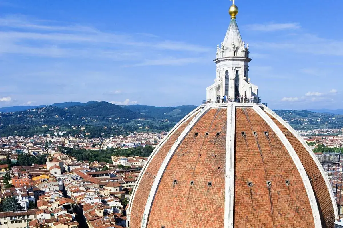 Widok na kopułę katedry Santa Maria del Fiore we Florencji. Ciekawostki o budowli i panoramę miasta.