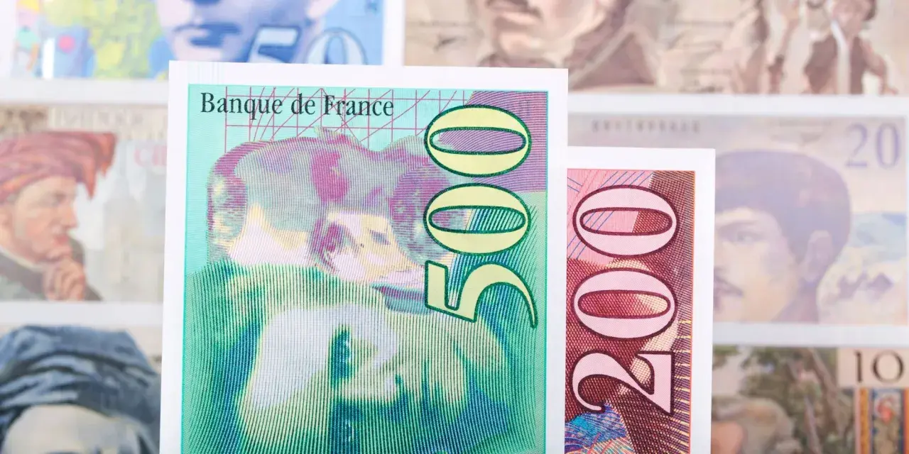 Fragmenty francuskich banknotów: 500 i 200 franków.