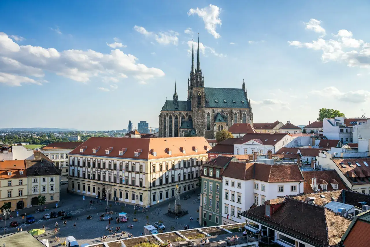 Brno nietypowe atrakcje: Katedra św. Piotra i Pawła góruje nad placem z Muzeum Morawskim i urokliwymi kamienicami.