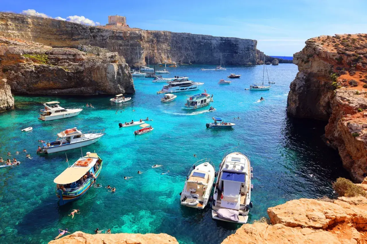Malta: turkusowa woda, klify i łodzie. Idealne miejsce, by zobaczyć, jakie kraje warto zwiedzić.