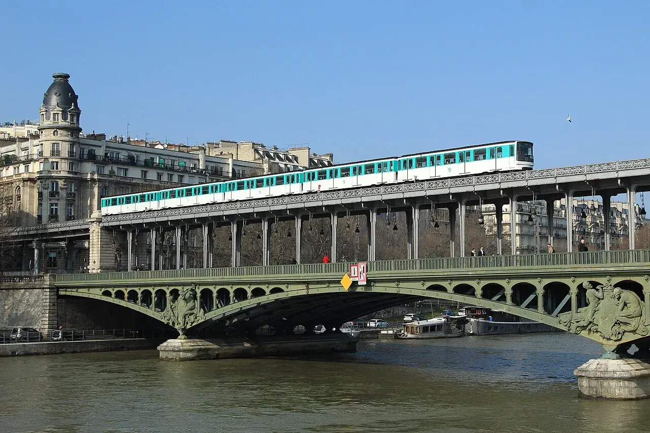 Most Bir-Hakeim w Paryżu z przejeżdżającym metrem nad Sekwaną.