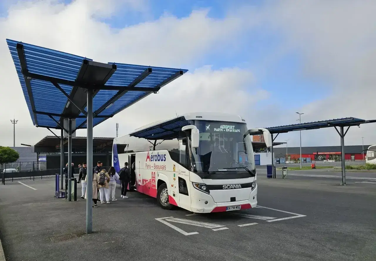 Autobus Aerobus czeka na pasażerów na lotnisku Beauvais. To wygodny transport z lotniska Beauvais do Paryża.