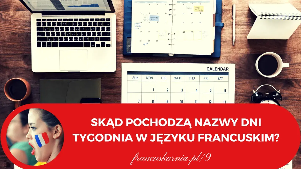 Laptop, kalendarz, kubek kawy i zegarek na drewnianym biurku. Na czerwonym tle kobieta z flagą Francji na policzku.