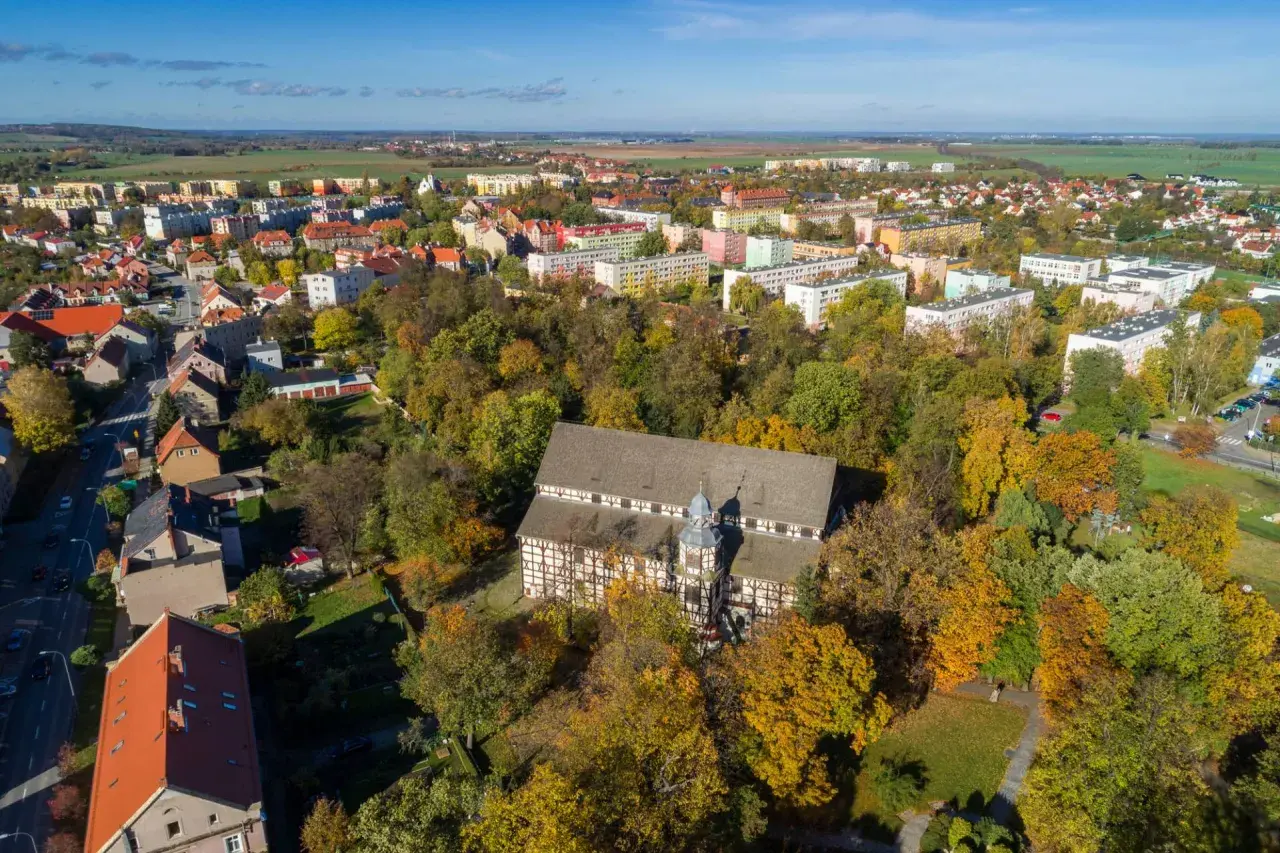 Jesienny widok na kościół Pokoju w Jaworze. Zwiedzanie tego zabytku to wspaniałe przeżycie.
