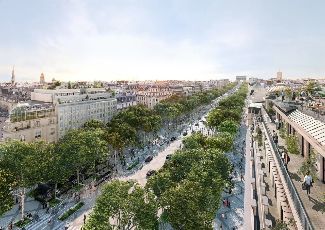 Widok na zielone Champs-Élysées z kawiarniami na dachu i łukiem Triumfalnym w oddali.