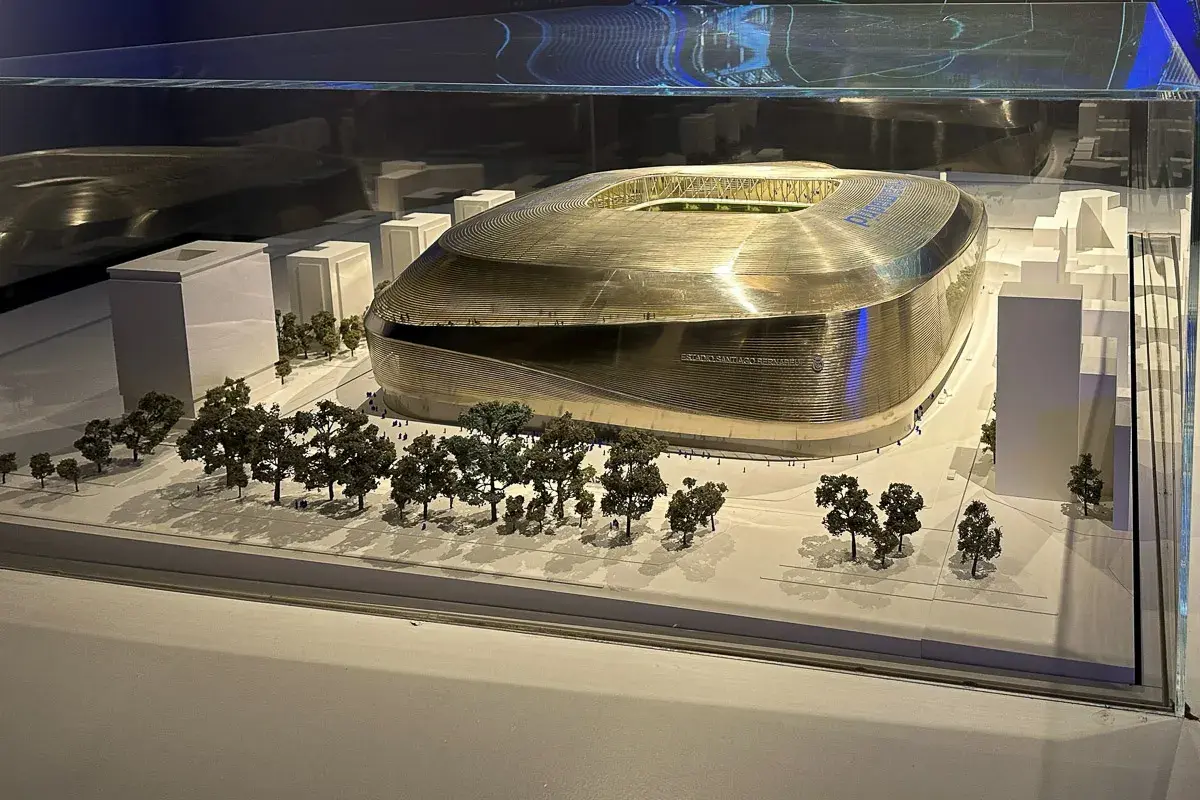 Model stadionu Santiago Bernabéu, idealny na zwiedzanie Santiago Bernabéu. Złota fasada i otoczenie z drzewami.