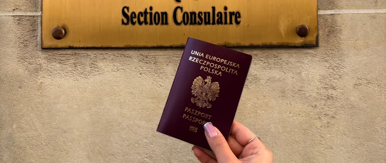 Polski paszport w dłoni przed tabliczką "Section Consulaire". Czy do Francji trzeba paszport? Tak, jeśli nie jesteś obywatelem UE.