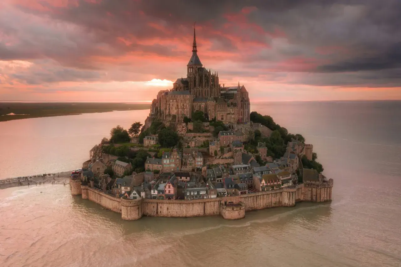 Mont Saint-Michel we Francji o zachodzie słońca.