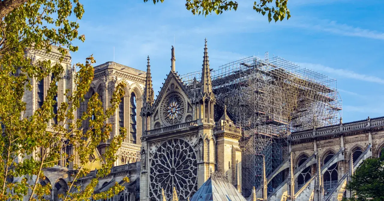 Katedra Notre Dame w Paryżu, symbol religia we Francji, w trakcie odbudowy po pożarze.