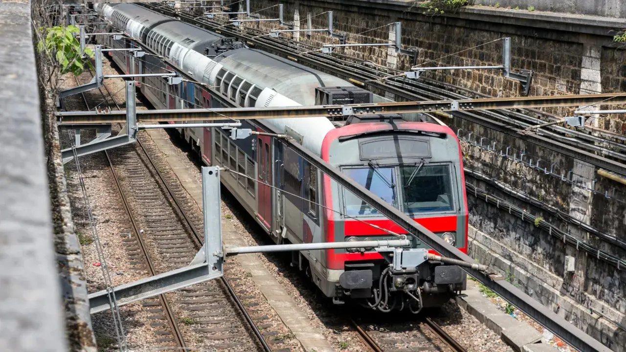 Pociąg RER Paryż na torach, widok z góry.