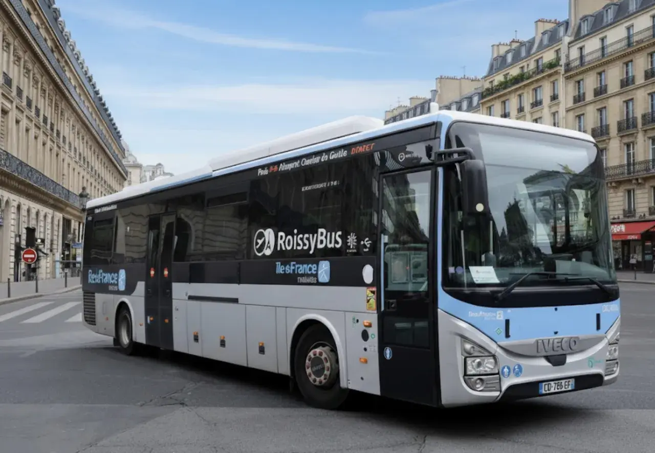 Autobus RoissyBus na ulicy w Paryżu, z widocznymi napisami "RoissyBus" i "Île-de-France".