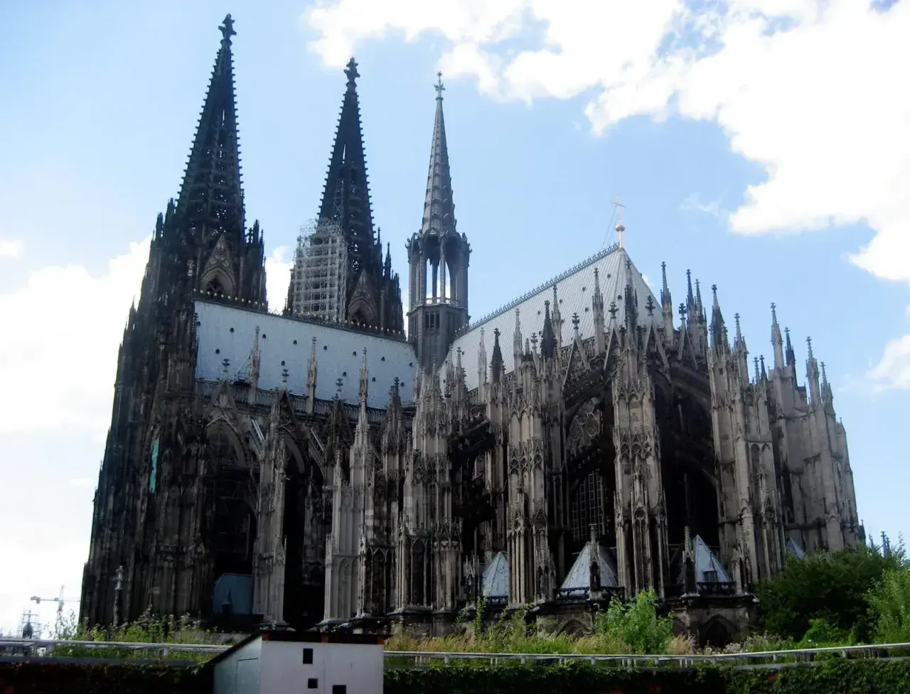 Imponująca katedra w Kolonii, z jej strzelistymi wieżami i bogatą architekturą, skrywa wiele ciekawostek.