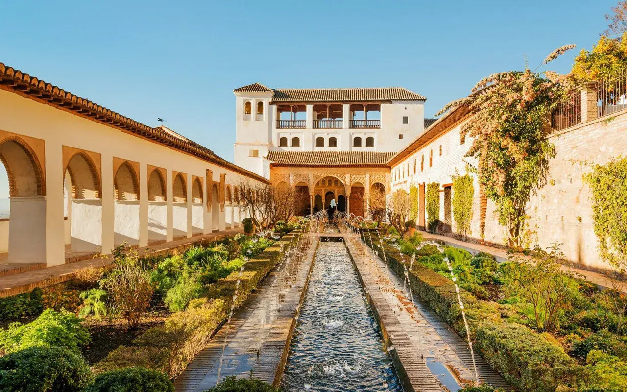 Ogród z fontannami i arkadowymi krużgankami. To piękny widok na Alhambra, gdzie jest raj dla oczu.