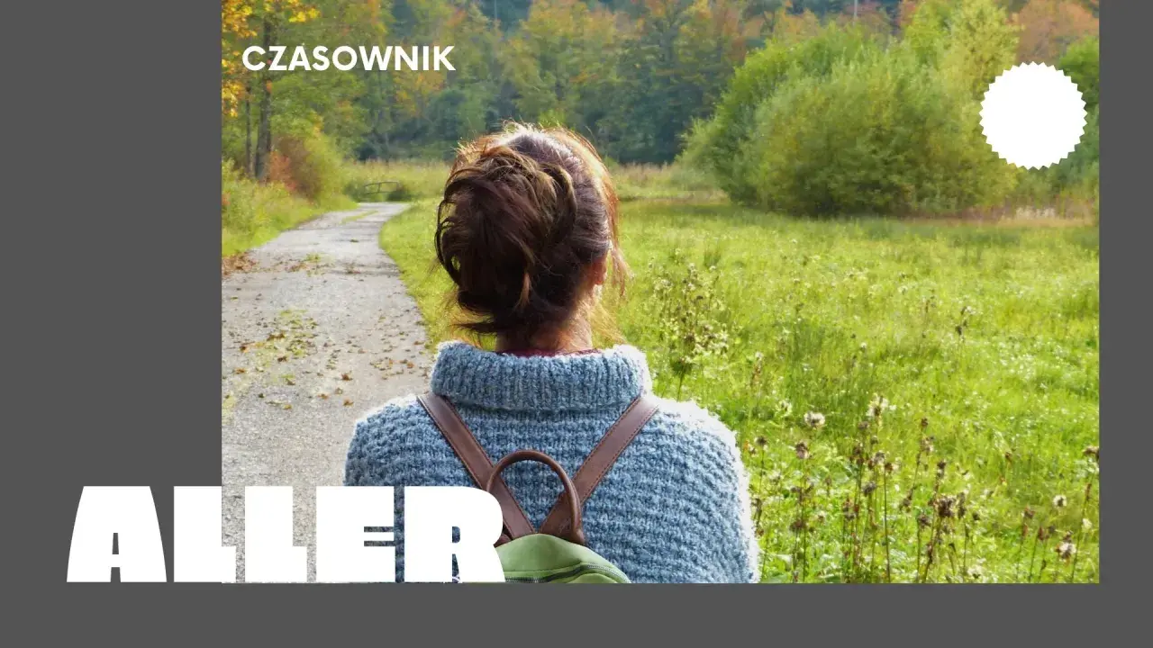 Kobieta w swetrze i plecaku idzie ścieżką przez jesienny las.
