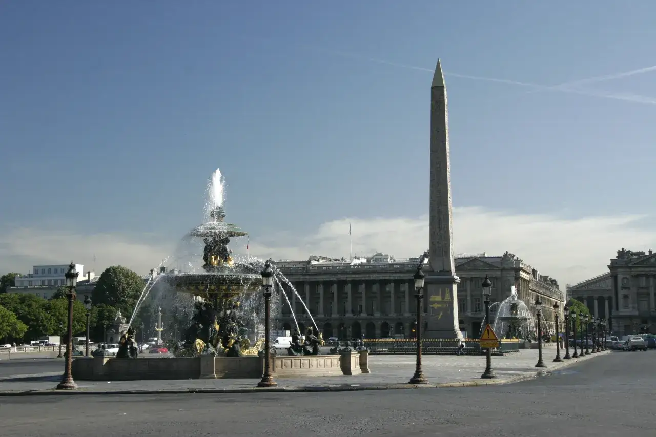 Fontanny i obelisk na placu Zgody w Paryżu.