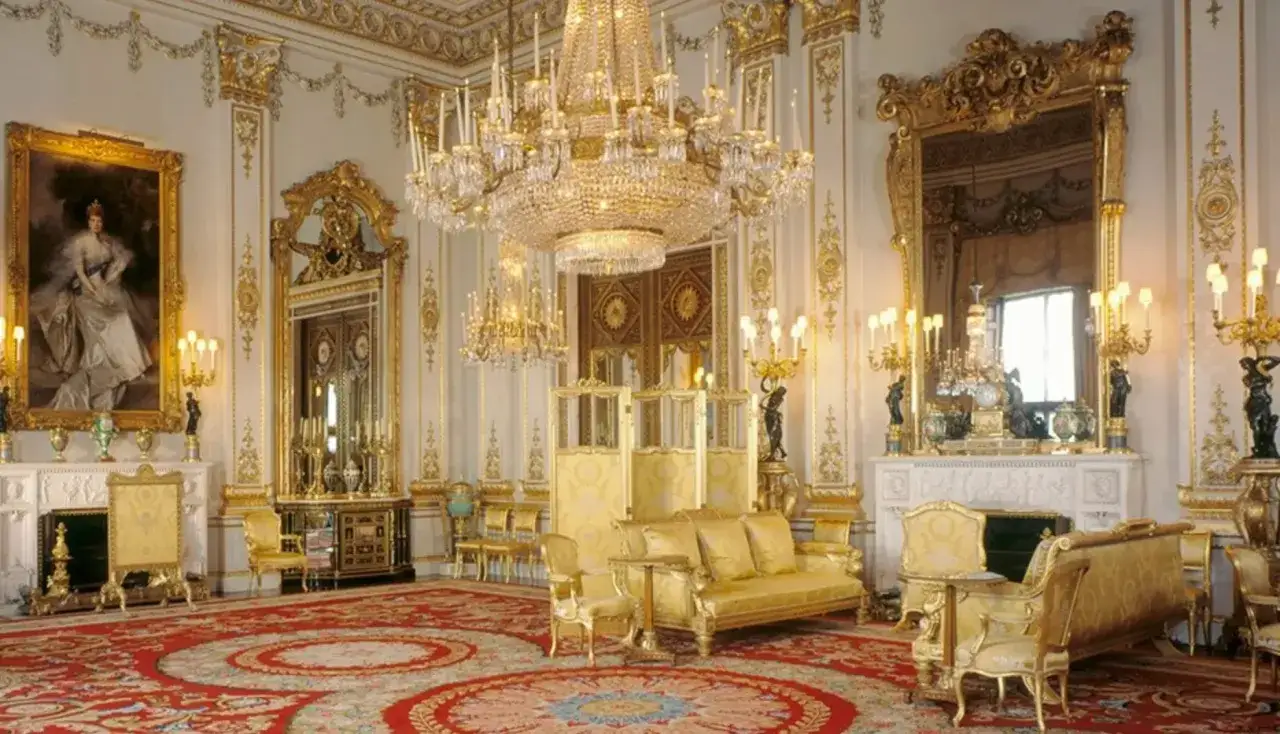 Złote meble, kryształowe żyrandole i portret królowej w sali balowej Pałacu Buckingham. Zwiedzanie tego miejsca to podróż w czasie.