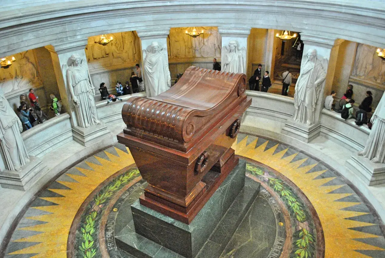 Grobowiec Napoleona, gdzie jest pochowany Napoleon, w paryskim Kościele Inwalidów. Monumentalna sarkofag z czerwonego porfiru.