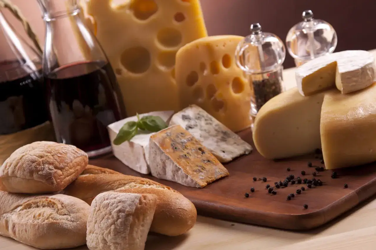 Deska serów z winem i pieczywem – idealne popularne dania francuskie.