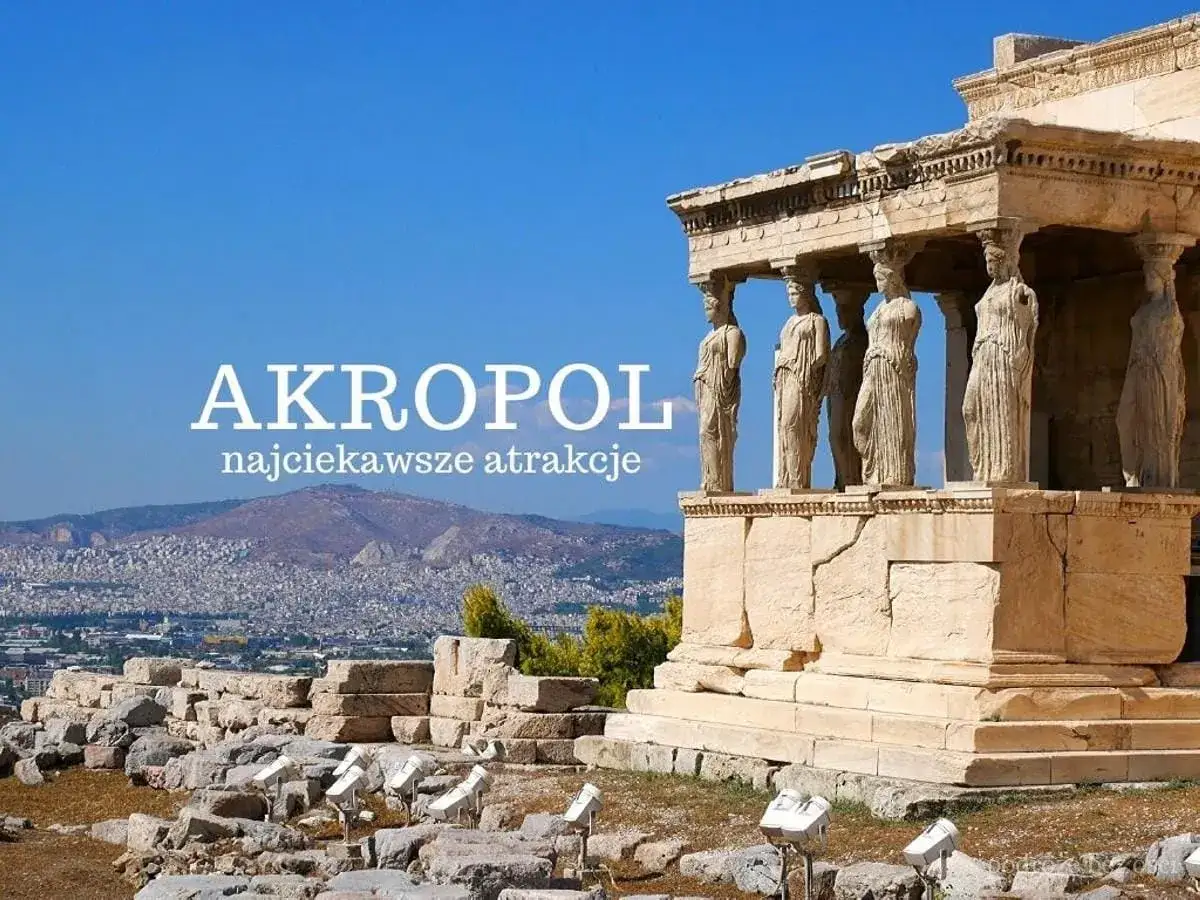 Akropol w Atenach, z Erechtejonem i jego kariatydami. Planujesz zwiedzanie? Sprawdź, gdzie kupić akropol bilety, by zobaczyć te najciekawsze atrakcje.
